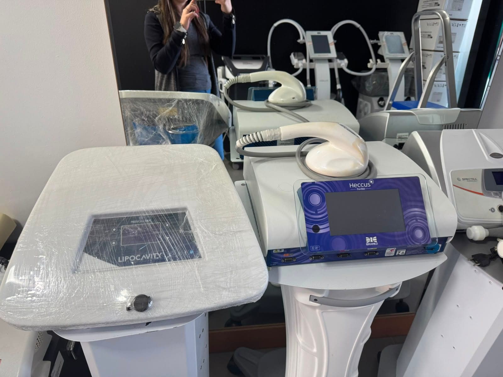 Bancada da assistência, com um equipamento aberto em manutenção